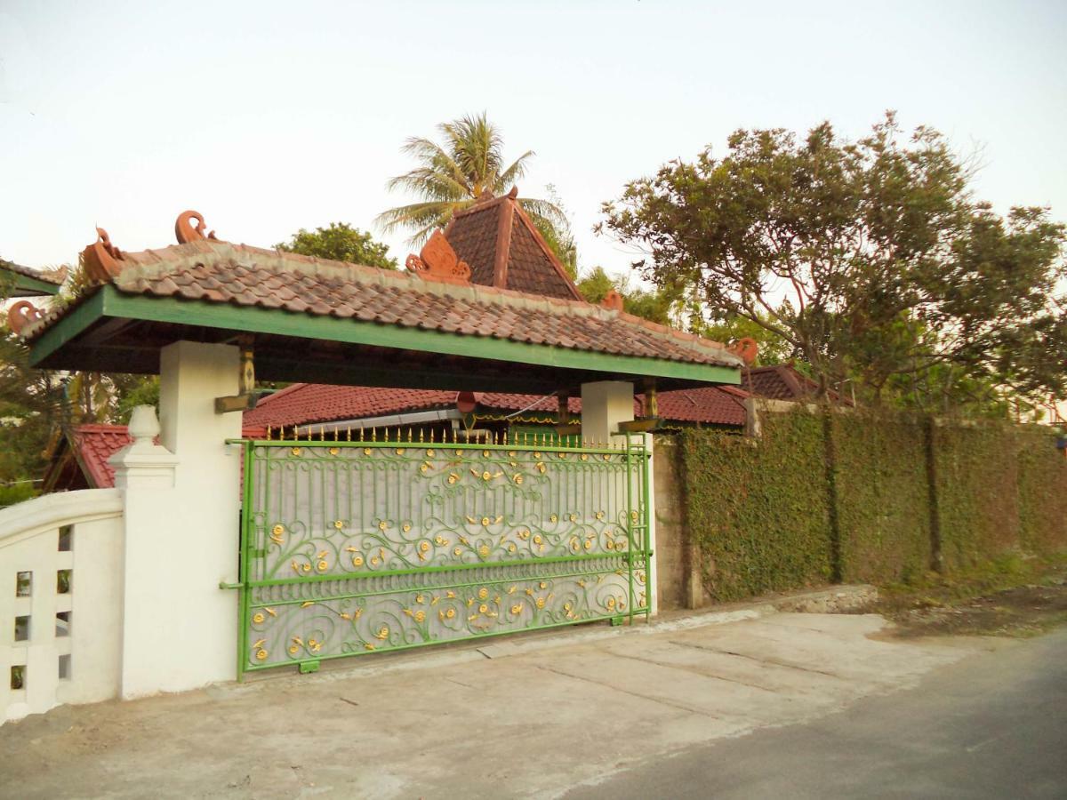 Joglo Yudhistira Villa Sleman  Bagian luar foto